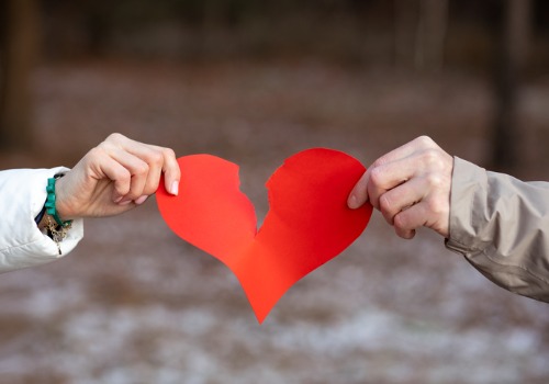 5 Mistakes to Avoid When Getting a Divorce with splitting heart graphic